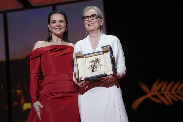 Dos grandes, la actriz francesa Juliette Binoche le entregró el galardón a la acriz Meryl Streep.