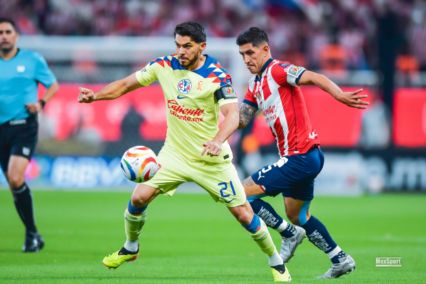 Henry Martín y Víctor Guzmán en la disputa de un balón en la ida de semifinales entre Chivas y América.