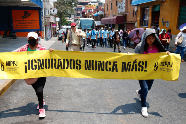 Padres de los 43 normalistas de Ayotzinapa y ONG, durante una marcha en Chilpancingo para exigir justicia por los desaparecidos, el pasado 5 de mayo.
