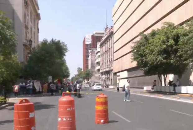 El mitin se encuentra en avenida Bucareli casi esquina con Paseo de la Reforma.