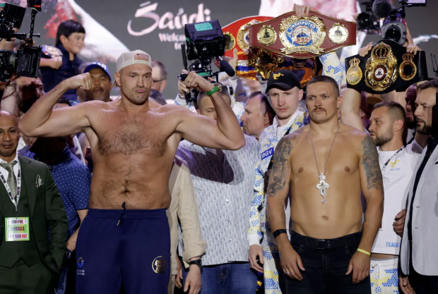 Tyson Fury vs Oleksandr Usyk en la ceremonia de pesaje en Arabia Saudita