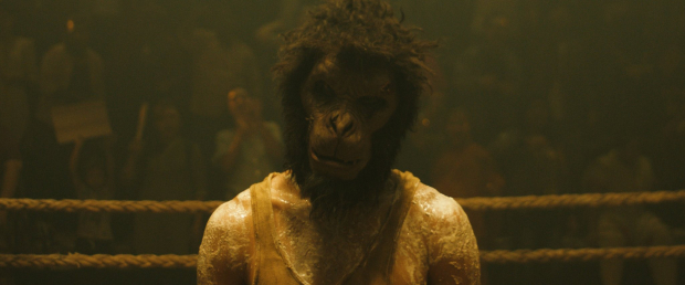 Frame de la película Monkey Man: el despertar de la bestia