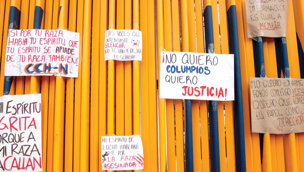 Carteles para exigir justicia por estudiantes muertos en las rejas del CCH Naucalpan.