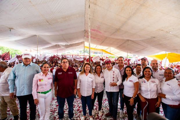 Margarita González Saravia (centro) con simpatizantes morelenses, ayer.