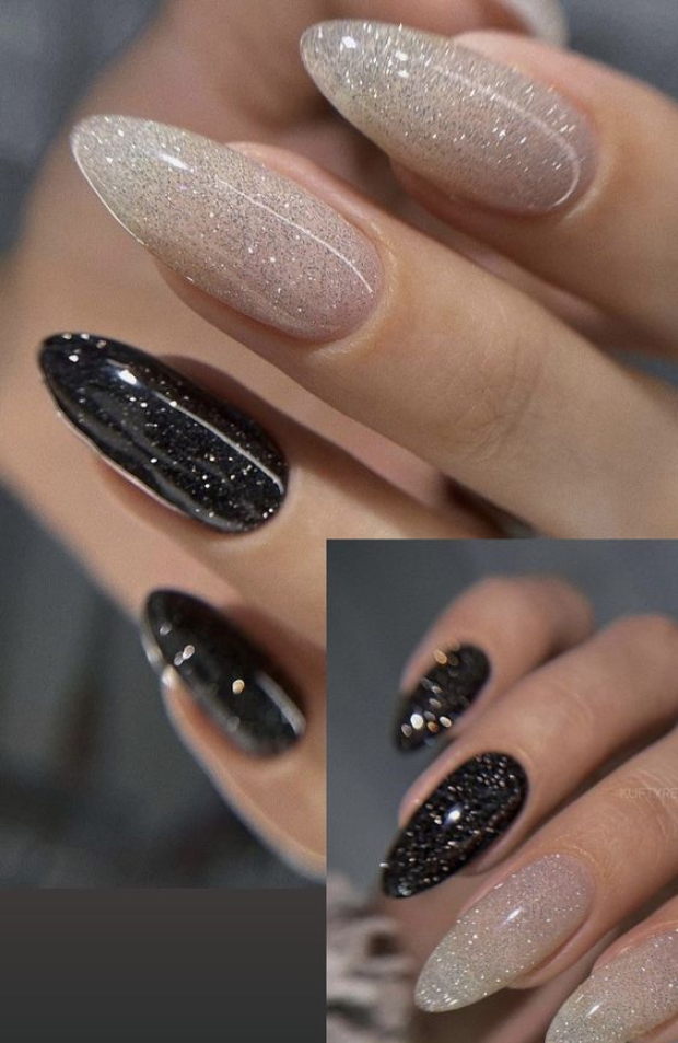Diseño de uñas largas negras con brillitos.