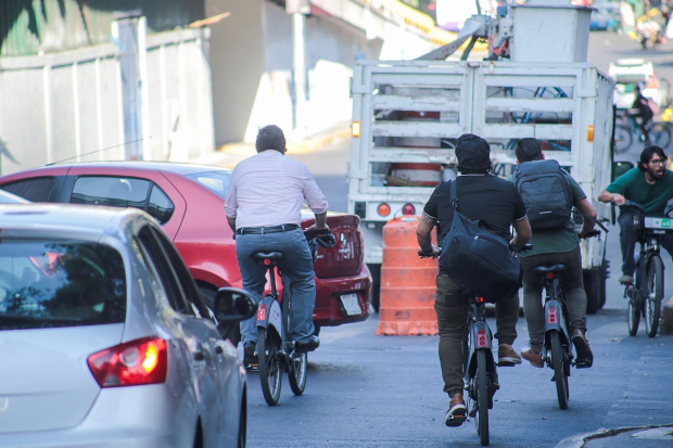 Ciclistas sortean los vehículos y el transporte público, ayer.