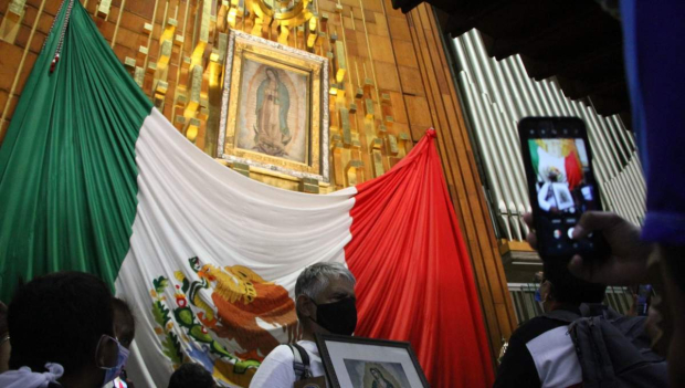 El objeto más importante del santuario es la imagen milagrosa de la Virgen que apareció en el manto de Juan Diego.