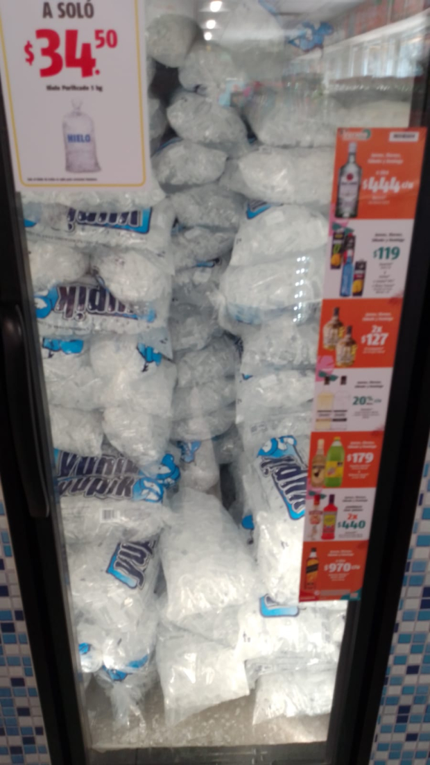 Mencionan que también hay hielo, aunque se venden tres bolsas por cliente.