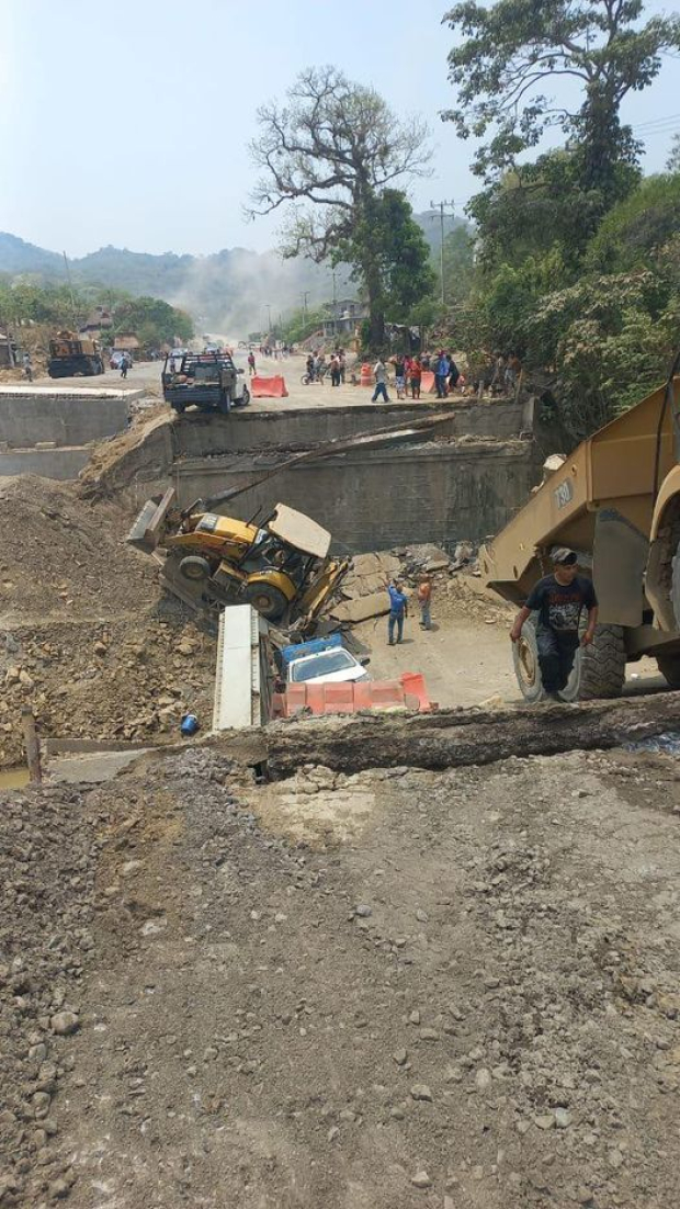 Así quedó el puente que se cayó en la carretera Tamazunchale-Matlapa.