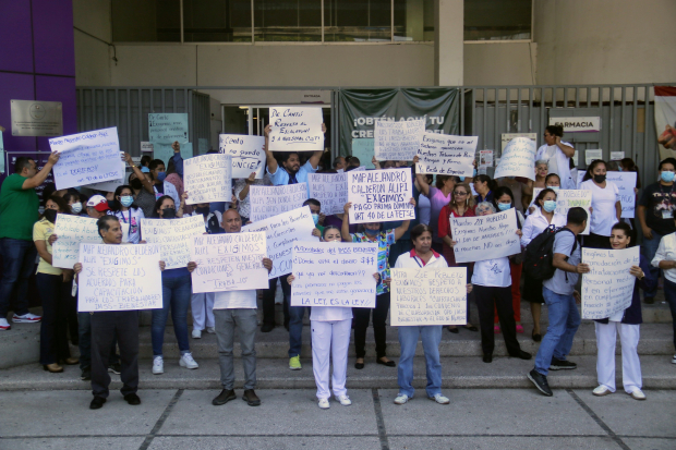 Trabajadores de salud de Morelos protestaron, el 20 de mayo, contra su incorporación al programa IMSS-Bienestar, pues afectaría sus derechos ganados.