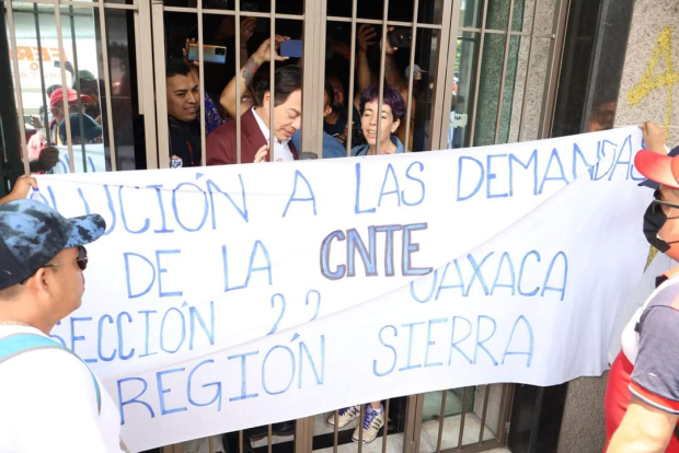Integrantes de la CNTE dejaron pintas en las instalaciones del partido Morena.