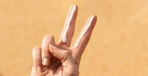 La cantidad de protector solar para cara perfecta: el largo de dos dedos.