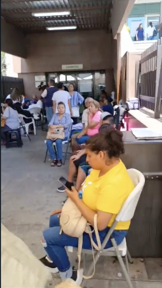 Familiares de las víctimas esperan informes en el hospital del IMSS.