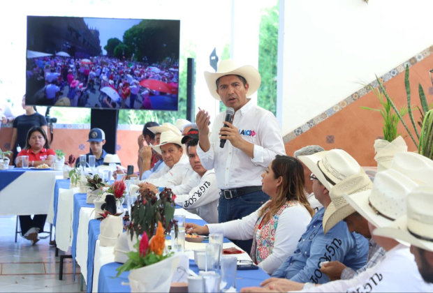 Eduardo Rivera en una reunión con integrantes del sector ganadero, ayer.