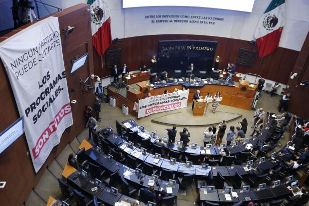Partidos de oposición colocaron mantas en el Senado contra el uso de programas sociales con motivos electorales, el pasado 3 de abril, durante la sesión del pleno.