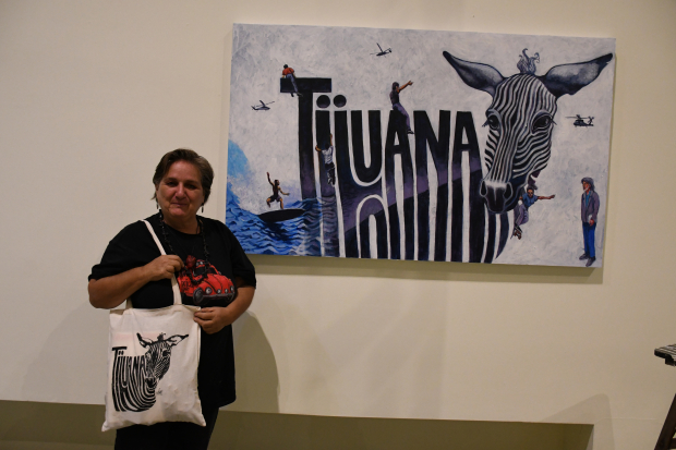 La artista Rocio Hoffmann Silva posa con su obra de arte pop Tijuana.