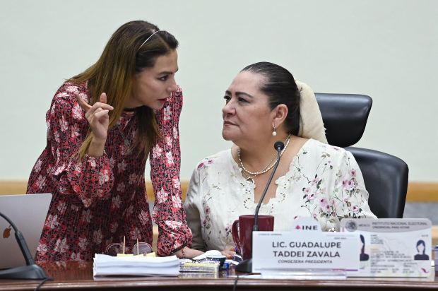 Guadalupe Taddei (der.), consejera presidenta del INE, ayer en sesión ordinaria.