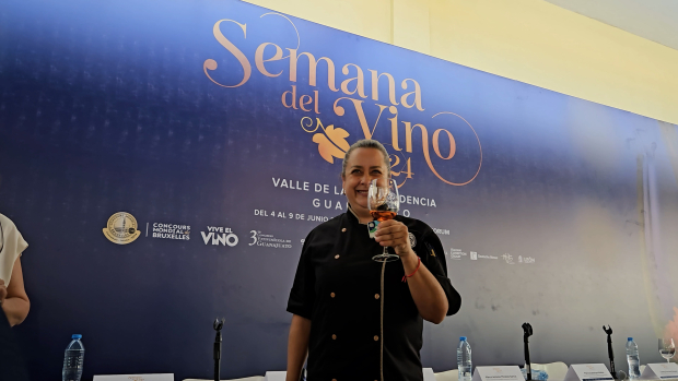 La chef Alejandra Maldonado con una copa de vino.