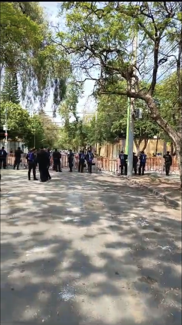 Policías reforzaron los accesos en previsión a una nueva protesta.