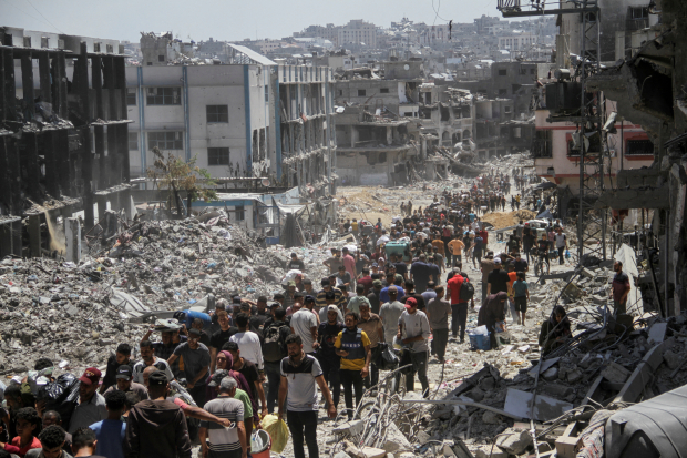 Israel rechaza fin de la guerra; en la imagen, palestinos reciben alimentos en zona devastada.