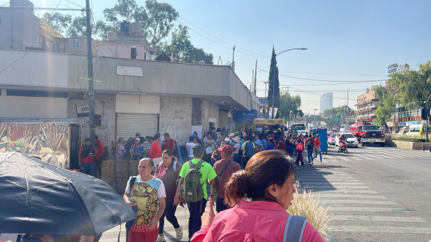 Integrantes de la CNTE se alistan para marcha.