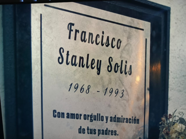 La tumba del hijo de Paco Stanley según la serie de ¿Quién lo mató?