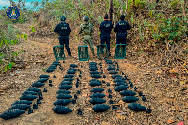 Fiscalía de Guerrero asegura artefactos explosivos y vehículos en Coyuca de Benítez.
