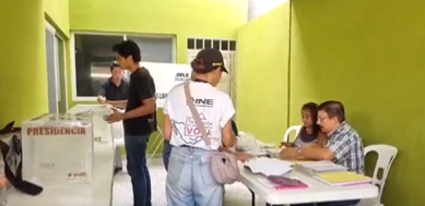En Veracruz hay retraso en la apertura de casilla donde votará la candidata de Morena, Rocío Nahle.
