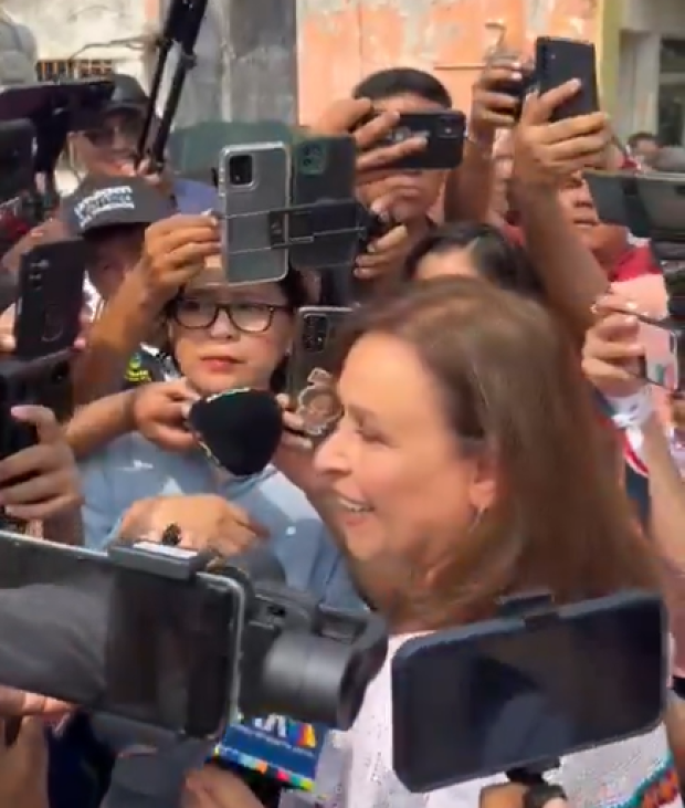 Rocío Nahle, candidata por Morena, llega a su casilla a votar.