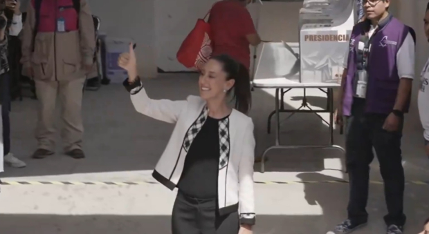 Claudia Sheinbaum saluda a medios después de ejercer su voto.