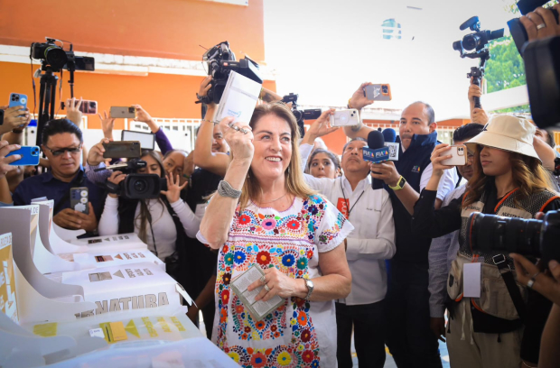 La candidata de la coalición “Sigamos Haciendo Historia”, Margarita González Saravia, emitió su voto