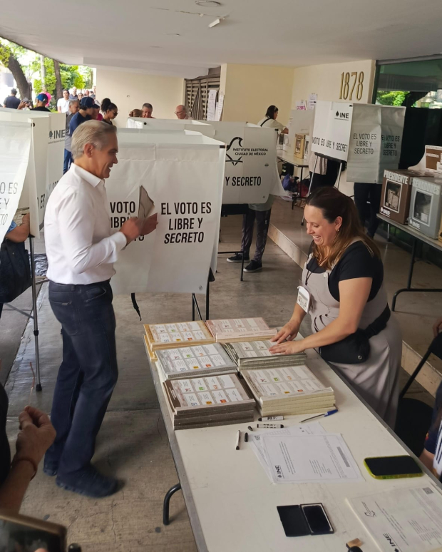 Miguel Ángel Mancera, coordinador del grupo parlamentario del PRD en el  Senado, acude a votar