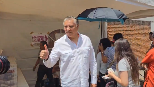 Fernando Martínez, candidato presidencial emecista por la gubernatura de Puebla, vota.