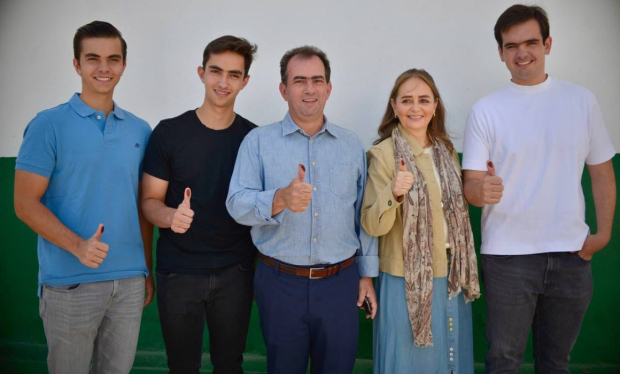 José Yunes, candidato de la alianza Fuerza y Coalición por Veracruz, vota acompañado por su familia.