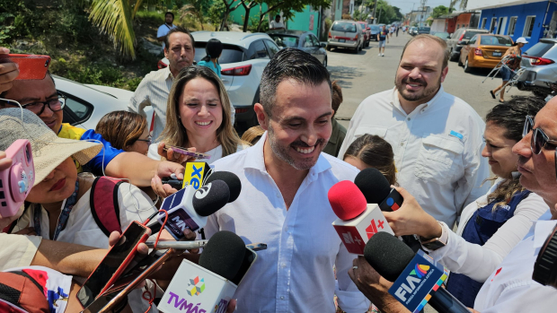 Polo Deschamps, candidato de Movimiento Ciudadano a la gubernatura de Veracruz, llegó para emitir su voto acompañado de su familia.