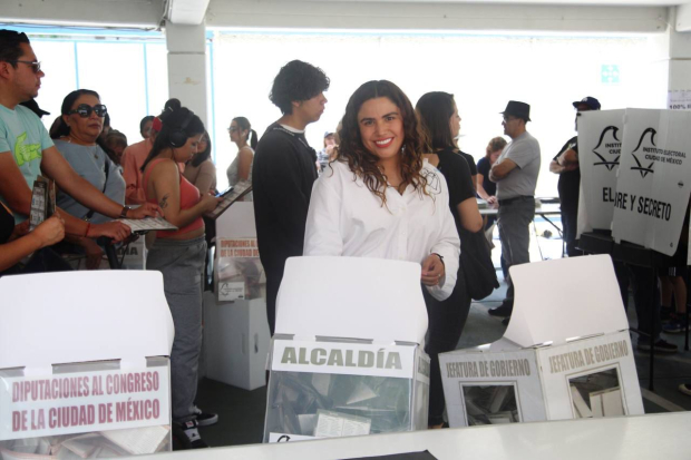 La candidata a la alcaldía Cuauhtémoc, Catalina Monreal, emitió su voto