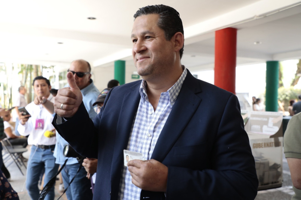 El gobernador de Guanajuato, Diego Sinhué emite su voto.