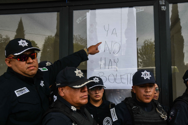 Uniformados resguardaron una sede de Toluca tras la falta de boletas.
