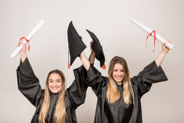 La graduación es un momento único en la vida de las estudiantes.