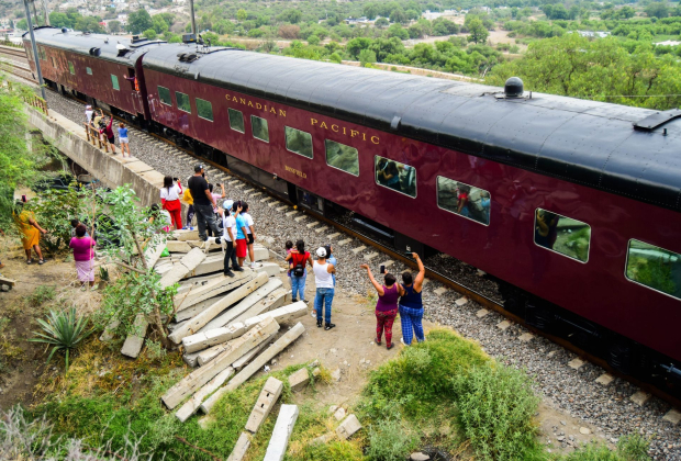 Cruce de la Emperatriz 2816, locomotora de vapor propiedad de Canadian Pacific, por Tula de Allende, municipio en dónde muchas personas esperaban el paso de este ferrocarril.