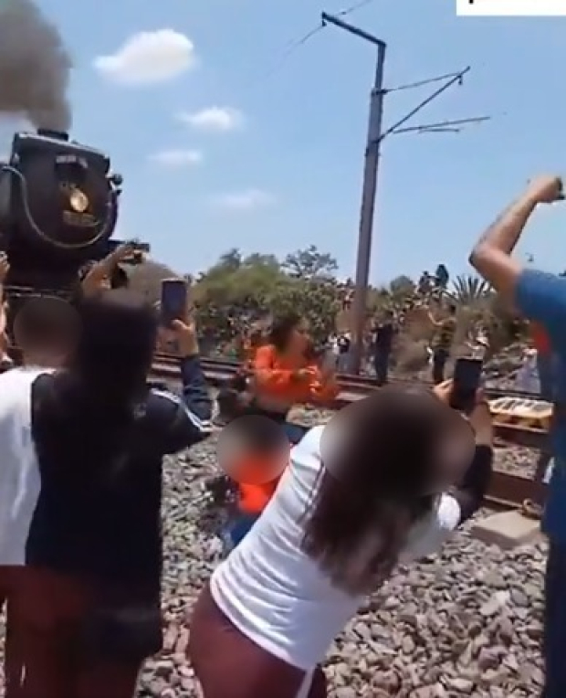 La mujer se acercó a la locomotora para tratar de tomarse una selfie.