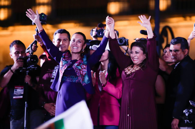 Claudia Sheinbaum y Clara Brugada, el 2 de junio, en el Zócalo tras las elecciones.