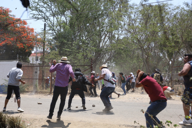 En la ciudad de Oaxaca, docentes de la CNTE se enfrentaron con transportistas.