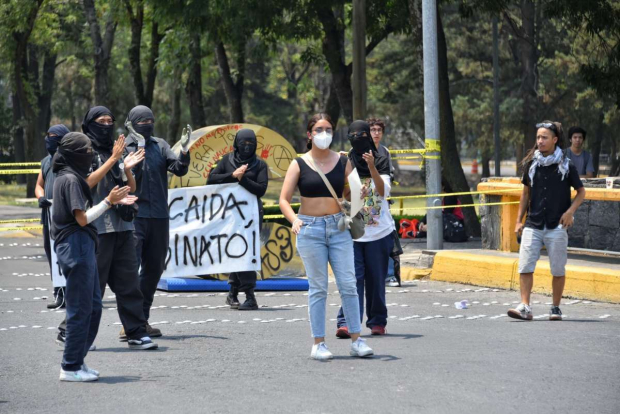 Con pintas y consignas, los estudiantes mayoritariamente encapuchados protestaron para exigir la erradicación de los grupos violentos.