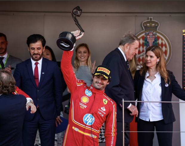 Carlos Sainz Jr. celebra la tercera posición en el GP de Mónaco