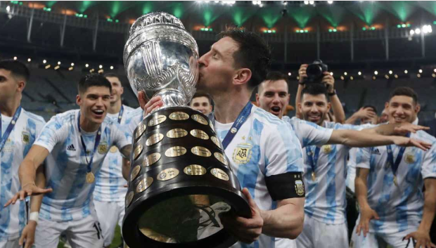 Messi besa el trofeo de la Copa América 2021