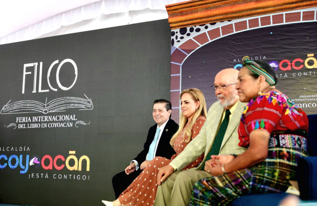 Giovani Gutiérrez acompañado de Rigoberta Menchú, Eduardo Matos Moctezuma, Vincent Perrin y María Adriana Camarena de Obeso