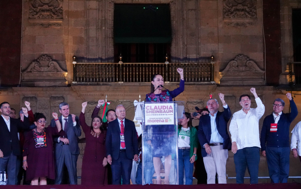 La virtual Presidenta celebra su triunfo, en el Zócalo de la CDMX.