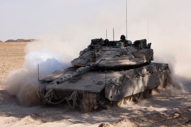 Un tanque maniobra en la Franja de Gaza.