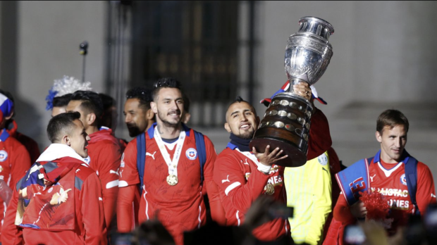 Futbolistas de Chile festejan el trofeo de la Copa América que conquistaron en el 2015.